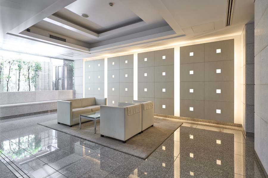 美しくやすらげるようなエントランスには、大きな窓とソファがあります。ご近所の方やご家族とお話しをしたり、一休みをできるような空間となっております。