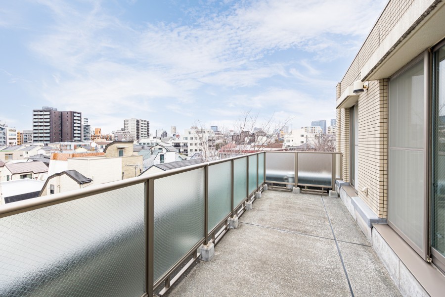 最上階住戸の開放感あふれるルーフテラスです。暮らしに大切な光と風をたっぷり取り込み、リフレッシュできそうです。