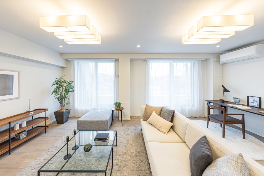 約19.2帖の広々とした陽当たりと風通しが心地よいリビングダイニングです。流行を先駆けながら、心安らぐひとときを紡ぐ上質な居住空間です。