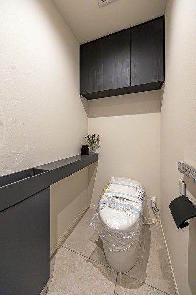 レストルームには洗練された住まいにふさわしいスタイリッシュなタンクレストイレを備え付けました。収納にも便利な手洗いカウンター付きです。