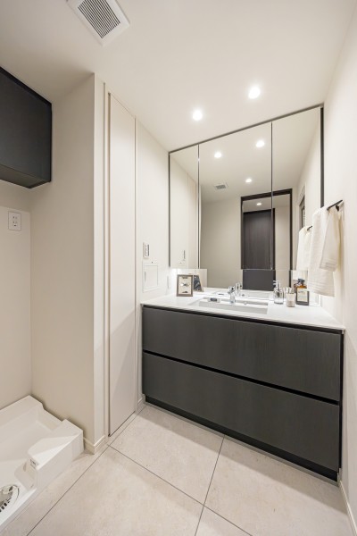 洗面化粧台は、キッチンと同じく田中工藝製で上品さが宿ります。キッチンと統一感のあるデザインで、入浴後の豊かな時間を演出し、心からくつろげるプライベート空間です。