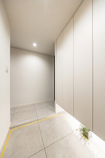 エレガントなタイルで高級感漂う玄関ホールです。清潔感があり、明るく迎えてくれます。格調高い居住空間へと誘う空間です。