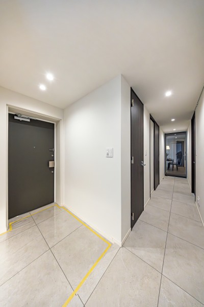 洗練されたデザインの気品溢れる玄関－廊下です。ダイニングからの光を取り込んだ明るい廊下部分は大切なご家族の「ただいま」「おかえり」が行き交う心温まる空間です。