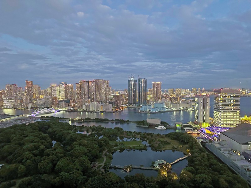 夜にはバルコニーからも、そしてリビングからも煌めく夜景を堪能できます。無機質な時間をぬぐい、デジタルには語りきれない解放感を感じていただけます。