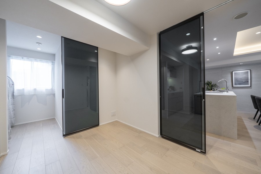 約5.3帖のサービスルーム（納戸）からリビング、ウォークインクローゼットへとつながる扉はコンフォート製のガラス扉を採用し、よりスタイリッシュな空間へと仕上げています。