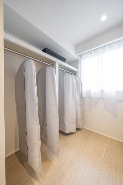 広さのあるウォークインクローゼットがあり、お洋服をゆったりと収納できます。窓があるため、閉塞的になりがちな収納空間にも明るさが感じられます。