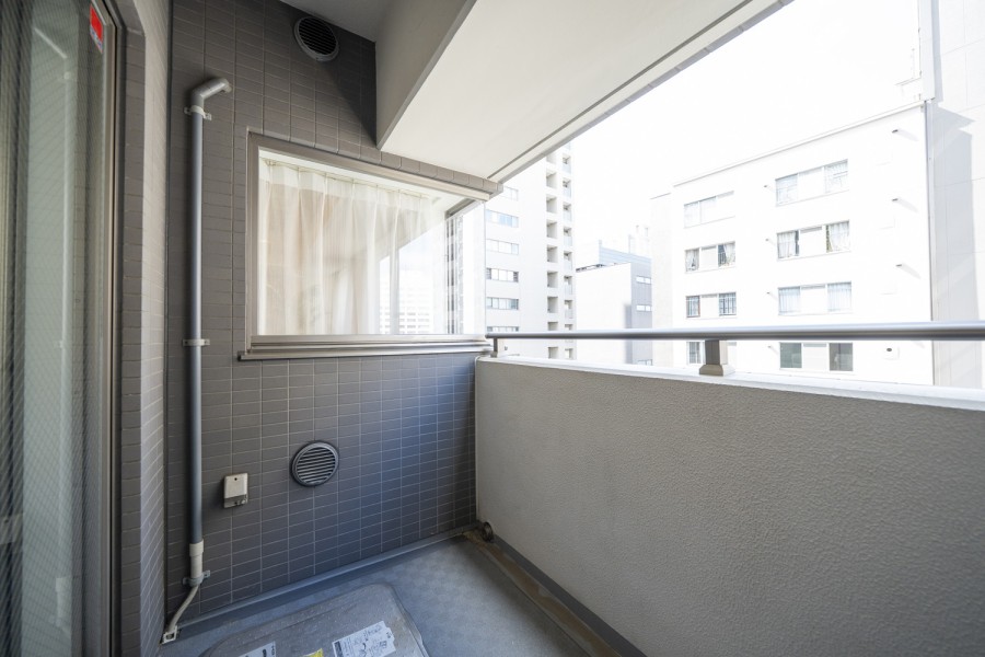 落ち着いた雰囲気のバルコニーからは五番町ならではの眺望を楽しむことができます。一日の始まりにバルコニーで一息ついたり、日向ぼっこを楽しむことができます。