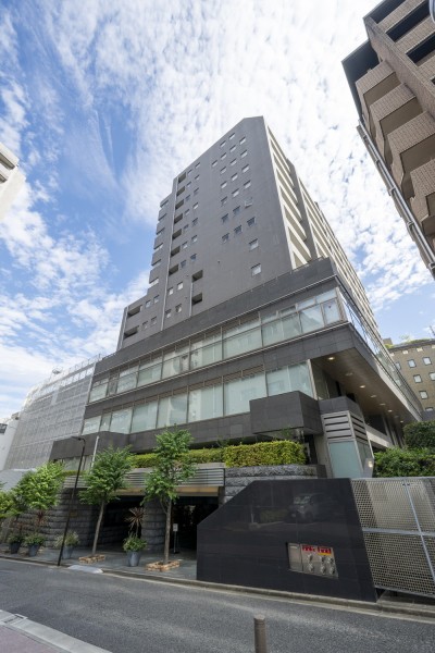 閑静な五番町の街並みに溶け込み、落ち着いた色調の外観から格調高さが感じられるマンションです。オートロック・宅配ボックス完備。エントランス周辺に施された植栽にも手入れが行き届いた上質な住まいです。