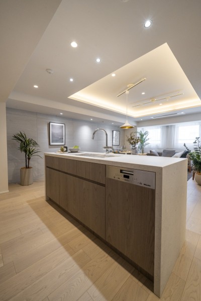 キッチンは田中工藝製アイランドキッチンを採用、シンクとコンロを前後に分けた使いやすい動線は家事のしやすさと空間の開放感が魅力。リビングダイニングとキッチンには冬場に便利な床暖房を新規設置しています。