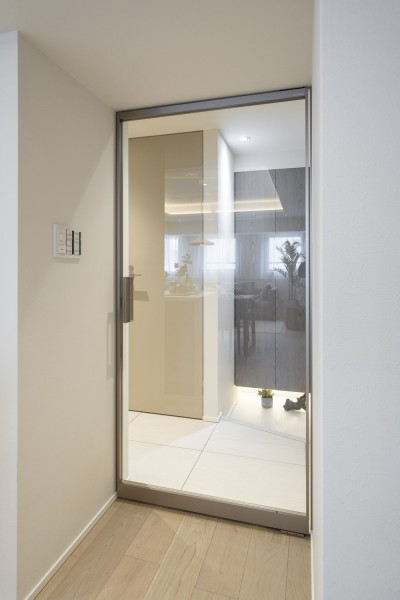 LDKに続く扉はコンフォート製のガラス扉を採用いたしました。極限まで無駄を削ぎ落とした細くシャープなフレームとデザイン性の高いガラスの組み合わせが魅力です。