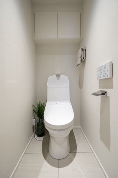 淡いカラーで統一されたレストルームは、優しく清潔感の溢れる空間となっております。吊戸棚があり日用品を収納することが可能です。