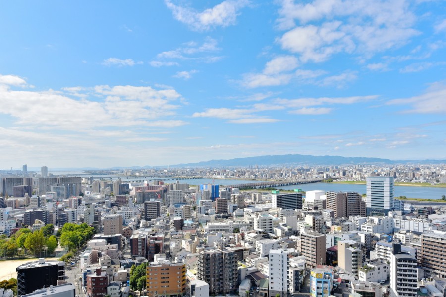 28階部分で前面を遮る建物はなく、大きな青空と淀川の流れを一望できる南西角住戸です。こちらの方角には、大阪の夏の夜を彩る大迫力のなにわ淀川花火大会が自宅にいながら鑑賞できます（天候によります）。