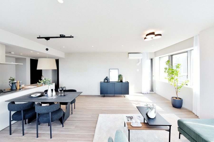 南・西の二面採光で明るく開放的なＬＤＫです。シンプルながらもスタイリッシュな内装ですので、インテリア選びも楽しめます。二重床・二重天井構造で、メンテナンスやリフォームがしやすい構造です。