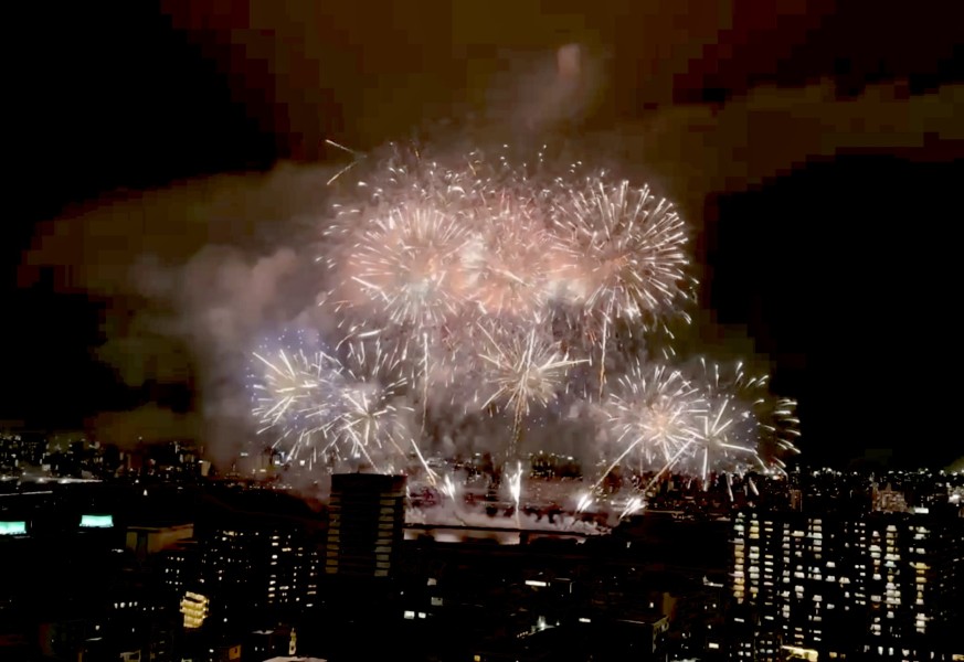2025年10月18日開催のなにわ淀川花火大会の様子です。大阪の夜空を飾るなにわ淀川花火を自宅のリビングやバルコニーから鑑賞できます。大迫力を間近で是非鑑賞してください。