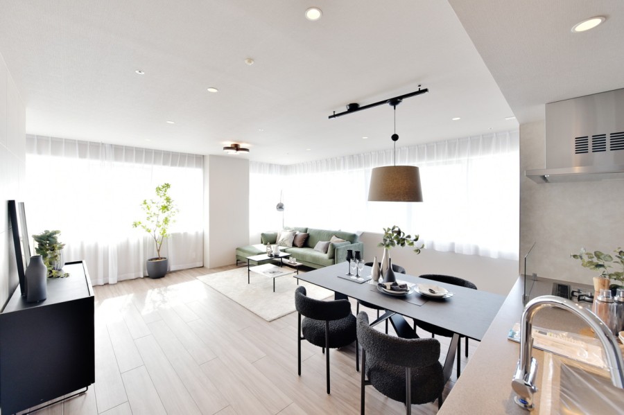 肌触りがよく傷や汚れに強いフローリング材を使用しておりますので、家族やペットも気兼ねなく過ごすことができます。窓越しに広がる淀川と大阪市の開放的な眺めを楽しめます。