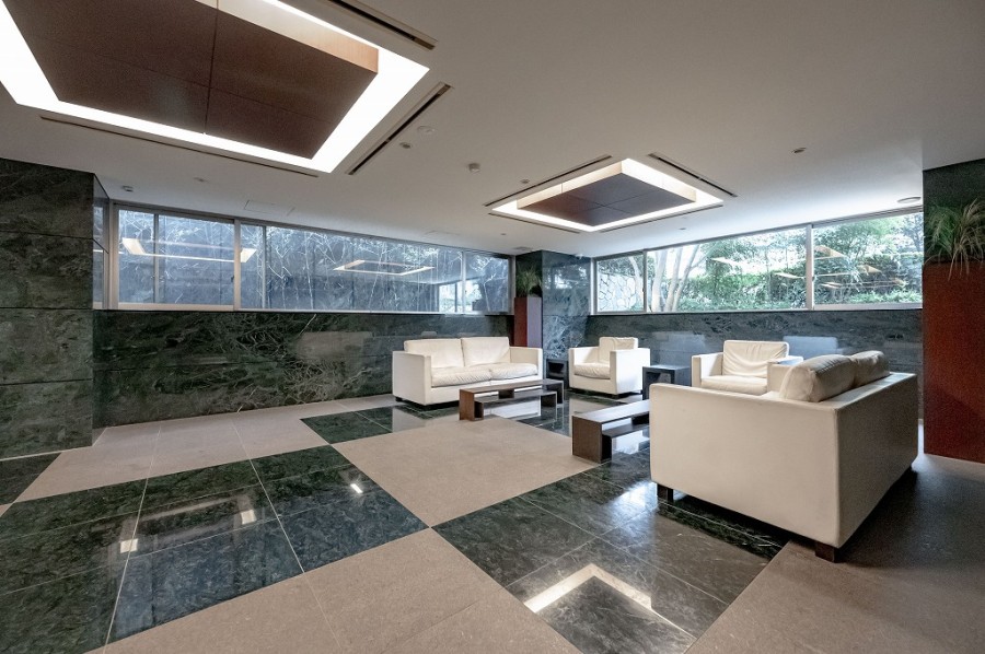 ホワイトカラーソファが映えるエントランスは格式高い空間となっております。ソファで寛いだり、ご近所の方とコミュニケーションをとることができます。清掃が行き届いており管理体制が良好なことが伺えます。