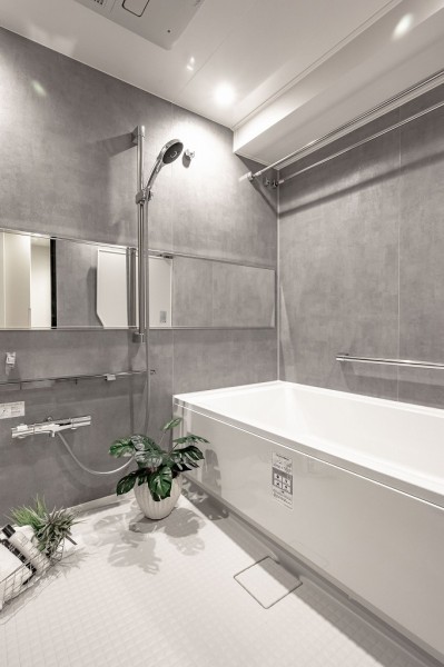 落ち着いたカラー調で統一されたバスルームはスタイリッシュな空間となっております。1620サイズで広々とお使いいただけ、リラックスタイムを充実させることが可能です。