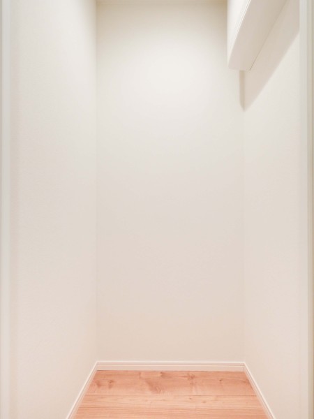 廊下にも収納スペースがあり、キャリーケースなどの荷物もすっきりと収納できます。