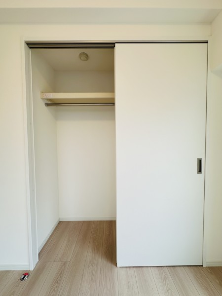 洋室1のクローゼットです。枕棚やハンガーパイプを備え付けたので、効率良くお荷物や衣類を収納いただけます。