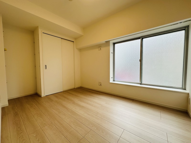 洋室2には大容量のウォークインクローゼットがあるので、居室部分は大きな家具を設置したり広々とお使いいただけます。