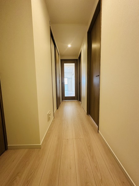 住まいの顔になる玄関は、白を基調にダークカラーの建具をアクセントにした、爽やかで上質なスペース。大切なご家族の「ただいま」「おかえり」が行き交う心温まる空間です。