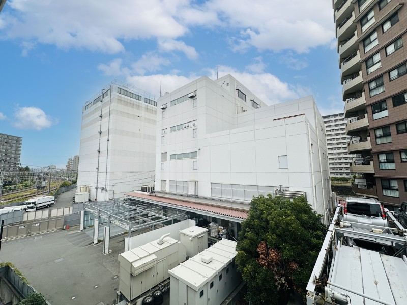 見上げると青々と広がる空を眺めることができます。心がほっとするような光と心地よい風を感じ、日々をアップデートできそうです。