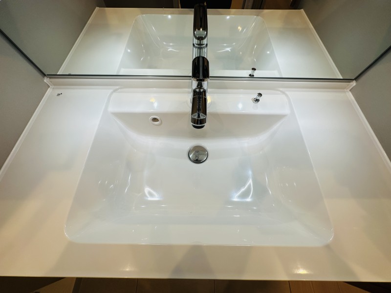 カウンターと洗面ボウル一体型の洗面化粧台は、継ぎ目がないため汚れが付きにくく、お手入れのしやすさが人気です。