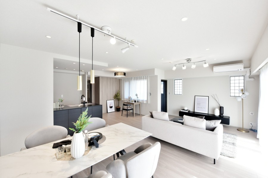 窓が多く、全居室がバルコニーに面した明るいお部屋です。シンプルな内装に仕上げていますのでどんなインテリアとも馴染みがよく、インテリアを選ぶ楽しみに心が躍ります。エアコン１台新規設置済みです。