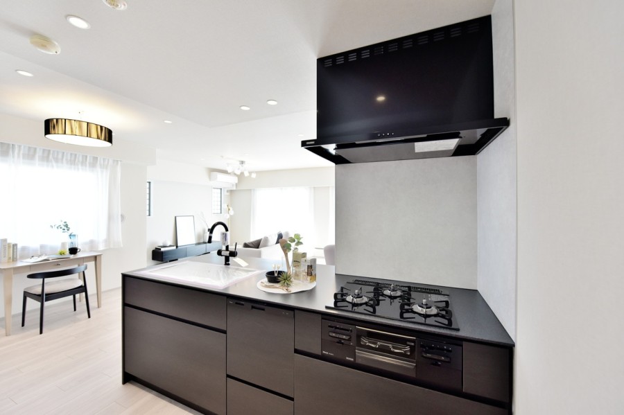 キッチンはこのお部屋のために設えた田中工藝製オリジナルシステムキッチンです。ブラックのスタイリッシュなキッチンで、お部屋の雰囲気ともマッチしています。食器洗浄機完備で、家事の時短に役立ちます。