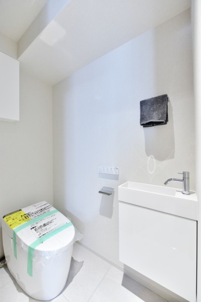 TOTO製ウォシュレット一体型のタンクレストイレ新規交換済みです。手洗いカウンターを設置していますので、家族もゲストも気兼ねなく使用でき、いつも清潔に使えます。お掃除しやすい機能や素材を使用し、お手入れも楽々です。