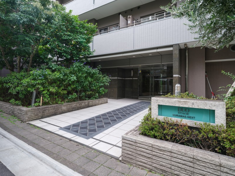 エントランスまでの道のりにはダークカラーのタイルがアクセントとなっております。小学校まで徒歩1分、4駅4路線が利用可能で、通勤やお出かけにも便利な立地です。