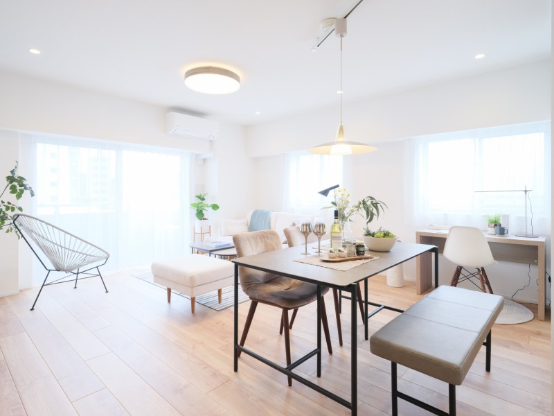 約19.0帖のゆとりのあるLDKは、２面採光で心地の良い光が差し込みます。柔らかい色調のお部屋を温かく包み込んでくれます。ゆとりのある広さのため、ご家族とゆったりとお過ごしいただけます。