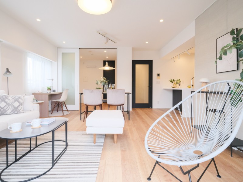 上質なフローリングが温もりを添え、石調タイルが気品ある空間を演出します。ピクチャーレールを設置したのでお気に入りのアートやグリーンを飾りインテリアを楽しめます。