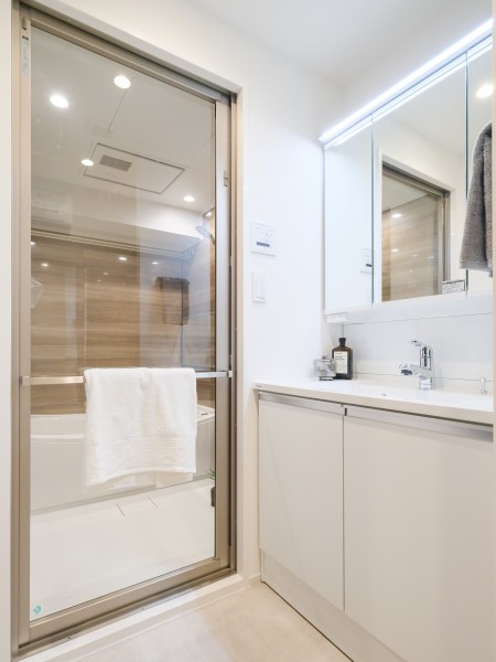 ホワイトを基調とした清潔感溢れるデザインの洗面化粧台です。三面鏡裏や足元に収納することができます。