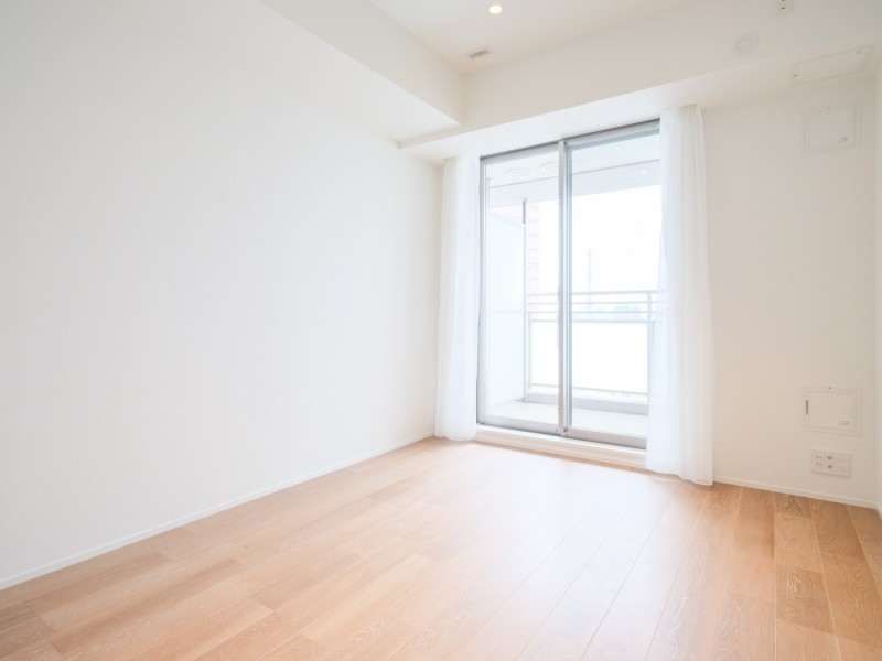 約6.0帖の洋室1は、主寝室におすすめのゆとりある空間です。朝はバルコニーに出て深呼吸をしながら、心地よい一日のスタートを迎えられます。