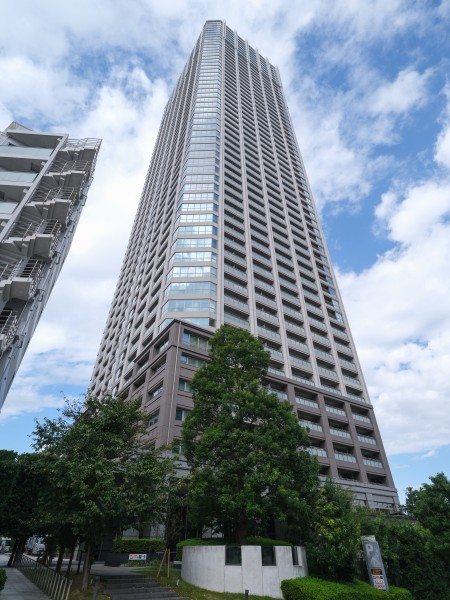 総戸数1093邸！武蔵野台地の東端にあたる高台に立地している55階建タワーマンション。豊かな自然も身近に感じられる恵まれたロケーションです。