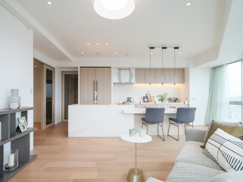 フロア材は思わず飾っておきたくなるほど美しく、豊かな木目が魅力です。麻紐が重なり合うようなベージュカラーが、空間にぬくもりをもたらし、穏やかな雰囲気を演出します。