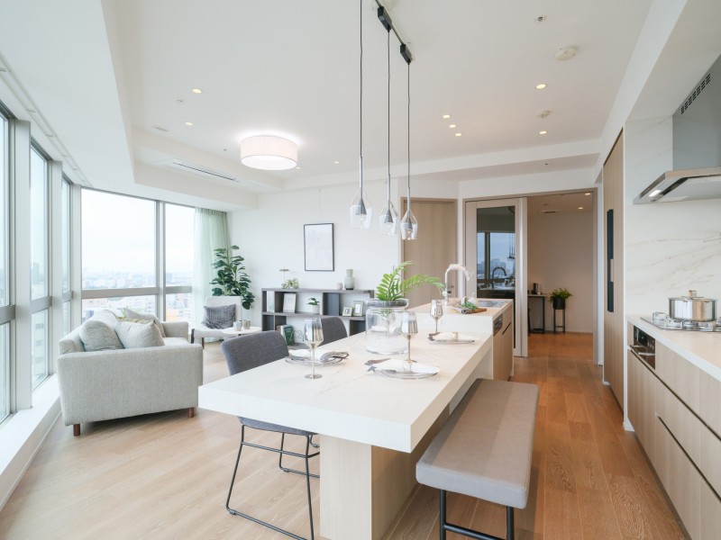 キッチン横には、ダイニングテーブルを造作しました。キッチンとダイニングを一体化し、空間に自然なつながりを持たせました。水平・垂直のラインが整った、上品で心地よい空間です。