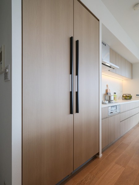 ミーレ製のビルトイン冷蔵庫を採用しました。適切な湿度管理と理想的な温度設定により、食品を長く新鮮に保ちます。