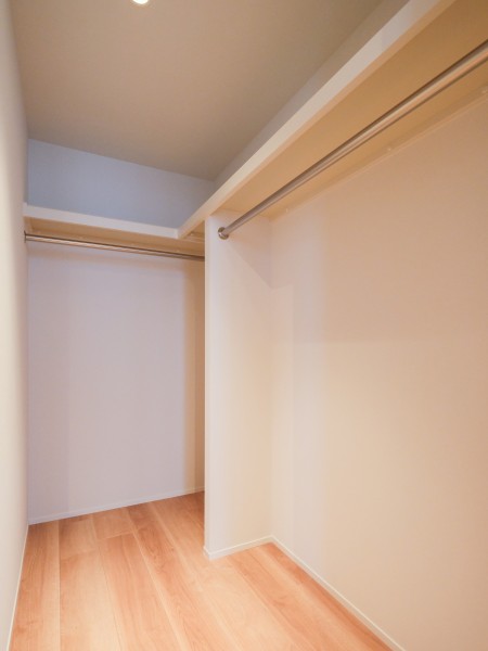 洋室2にも奥行きがあるウォークインクローゼットがあります。お荷物をたくさん収納できるので、居室部分を広々とお使いいただけます。