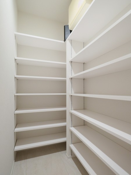 玄関からアクセスできるシューズインクローゼットです。豊富な可動棚付きで、シューズはもちろん、アウトドアグッズや雨具なども収納可能です。