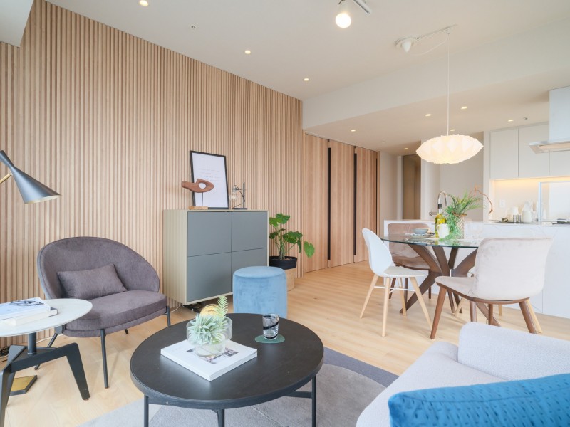 リビングの壁にはリブパネルを採用しました。凹凸のあるリブが光と影のコントラストを生み出し、平面的な壁面に深みと立体感を感じられます。繊細な模様がエレガントな雰囲気を演出し、アクセントとなっております。