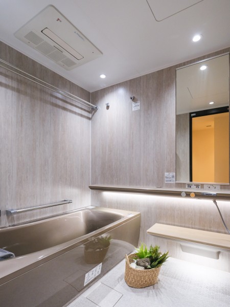 1620サイズのユニットバスでなめらかな曲線と光沢が美しい浴槽です。間接照明がついており、自然のやさしさを感じる６つの明かりがくつろぎの世界を演出するラグジュアリーな空間です。