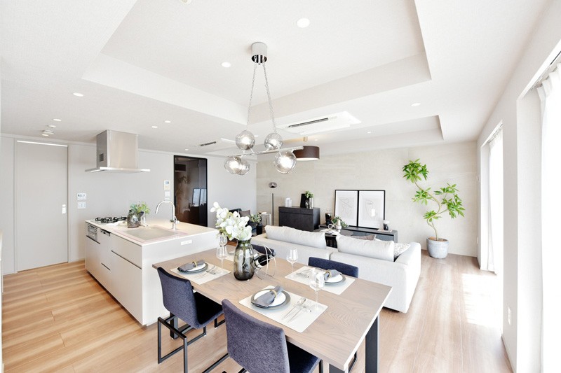 南東の大きな開口部から優しい光が差し込むＬＤＫ約24.5帖です。壁にはタイルを貼り、落ち着きのある優しい内装に仕上げました。床暖房を完備していますので、冬も足元から暖かく快適にくつろぐことができます。