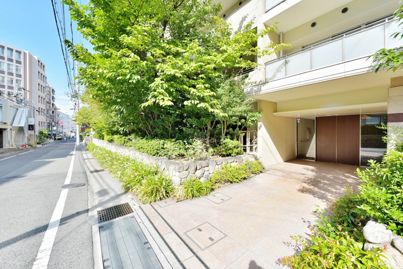 街並みになじむ石垣と整えられた植栽が美しいエントランスです。国道２号線、山手幹線、国道４３号線も近くお車でのお出かけもスムーズです。駅の南側には東灘区役所もあり、各種お手続きもしやすいです。