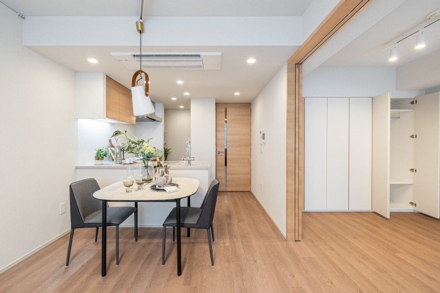 気品と洗練を纏ったホワイトテイストと木の温もりを味わえる居住空間です。ピクチャーレールがあるので、壁を傷つける心配なくお気に入りのアートやグリーンを飾りインテリアを楽しめます。