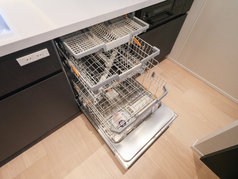 ◆食器洗浄機◆家事の時間を短縮できる優れもの。さらに節水・節約を同時に行うことができるので、人気があり重宝します。