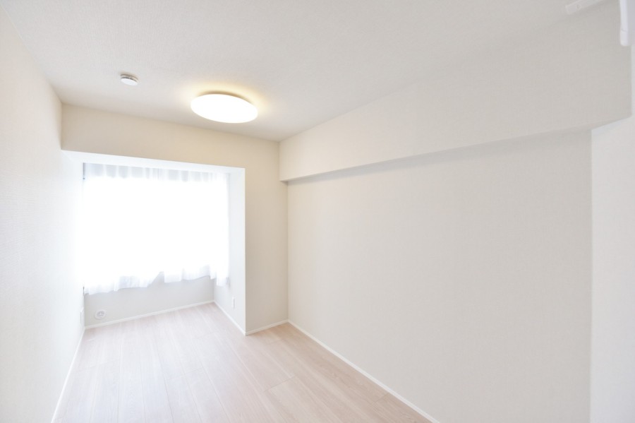 洋室３（約5.2帖）は東側に窓があり、優しい朝日が差し込むお部屋です。リビングから離れて静かに自分の時間や課題に集中できるプライベートスペースです。