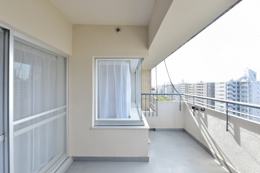 .奥行きのあるバルコニーは、お部屋の中に明るい光とさわやかな風を運んでくれます。大きな空と京都の街並みを眺めながら、リフレッシュできるひと時を過ごせます。