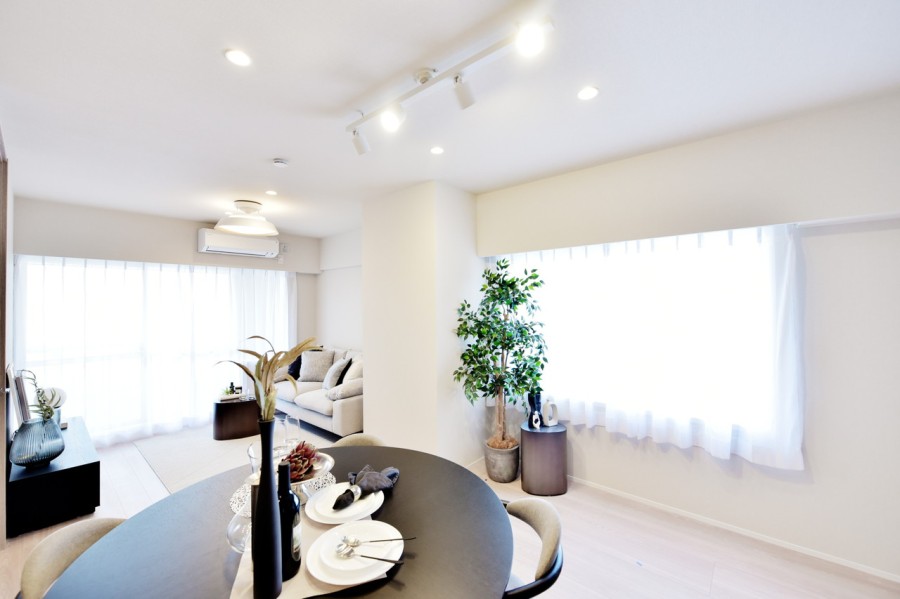 シンプルで明るい内装に仕上げましたので、どんなインテリアとも相性がよく、お好みの空間を演出できます。最上階の開放的な空間で、家族が快適にくつろぐことができます。